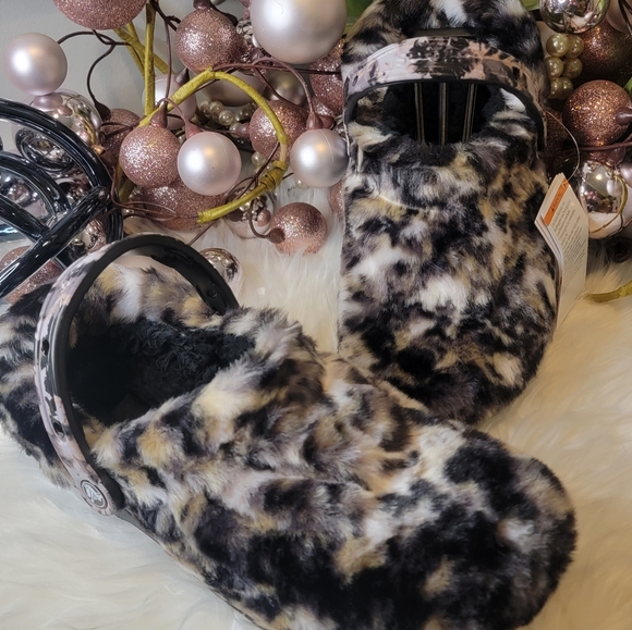 Crocs CLASSIC FUR SURE WOMEN CLOG - Picture 1 of 15